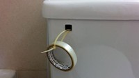 Pegangan flush di toilet rusak? Langsung beres pakai cara ini. Istimewa/Boredpanda.