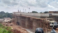 Para pekerja terlihat mondar-mandir di sekitar Simpang Susun Antasari atau Jalan Simatupang. Pada titik awal ini, terlihat lajur tol melayang dan melengkung itu hampir tersambung. Meski, ada beberapa titik terlihat masih belum tersambung.