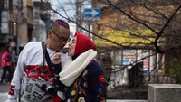 Duh romantisnya Uya, berbagi sebatang es krim dengan sang istri di tengah indahnya kota Tokyo. Foto: Instagram/ @king_uyakuya