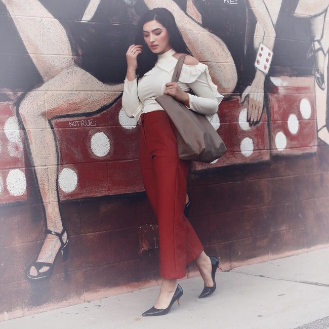 Gaya busananya yang menarik dan parasnya yang menawan ini membuat Andreea banyak dikagumi oleh netizen. Foto: Instagram