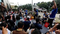 Para pendukung dan penggiat anti korupsi bersemangat menyambut Novel kembali ke gedung KPK.