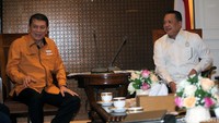 Herry berbincang dengan Bamsoet.