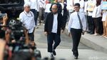 Foto: Tiba di Gedung KPK, Novel Lambaikan Tangan