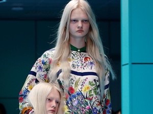 Hiii.. Model Tenteng Kepala Manusia di Fashion Show Gucci