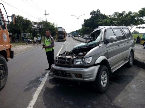 Ban Pecah, Minibus Tertabrak Truk Trailer