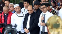 Sementara Wakil Ketua KPK Laode M Syarif berharap polisi segera mengungkap pelaku teror penyiraman air keras terhadap Novel Baswedan.