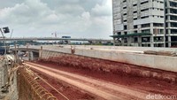 Berdasarkan pantauan detikFinance, Kamis (22/2/2018), pembangunan Tol Desari Seksi I terus berlanjut. Meski, proyek ini sempat tersendat karena girder ambruk. Disalah satu sisi terlihat masih ada jalan tanah atau yang belum dicor.