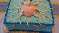 Orang tua anak ini pasti kreatif! Bikin kue dengan bentuk banyak sperma.Ada satu buah sperma yang masuk ke dalam rahim lengkap dengan nama si jabang bayi. Foto: Istimewa