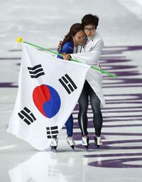 Respect! Momen Juara Ice Skating Hibur Rival yang Menangis karena Kalah