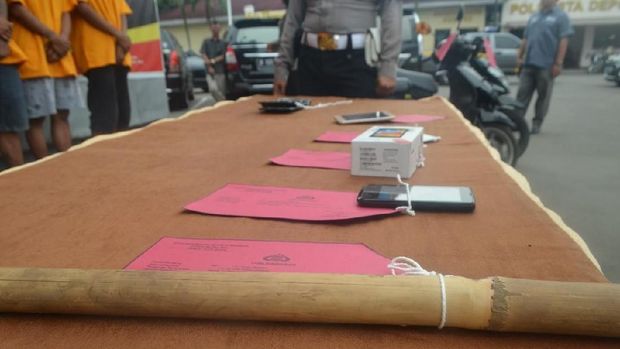 Barang bukti kasus perampokan dengan modus menjerat korban pria menggunakan perempuan