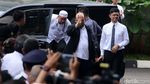 Foto: Tiba di Gedung KPK, Novel Lambaikan Tangan