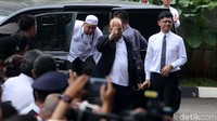 Keluar dari mobil, Novel melambaikan tangan kepada orang yang menyambutnya.