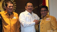 Bamsoet memberikan ucapan selamat kepada Ketua Fraksi Hanura yang baru Inas Nasurallah Zubir (kanan) yang mengantikan  Nurdin Tampubolon.