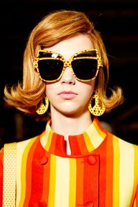 Saat Jackie O Jadi Alien di Fashion Show Moschino