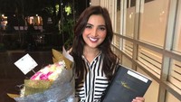 Ashanty menjadi artis yang berbahagia pekan lalu. Ia dinyatakan lulus dengan nilai A untuk tesisnya. Foto: Instagram Ashanty