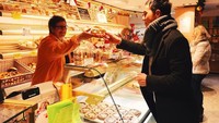 Makan pretzel tiga hari berturut-turut, Daniel mengaku bosan. Ia bilang kangen gado-gado, nasi uduk dan soto betawi.  Foto: Instagram @vjdaniel