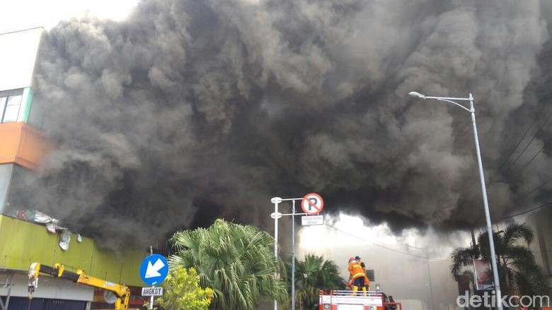 Lebih dari 3 Jam, Kebakaran di Matahari Mall Kudus Belum Padam Lebih dari 3 Jam, Kebakaran di Matahari Mall Kudus Belum Padam