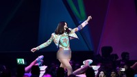 Dua Lipa menyanyikan beberapa lagu hitsnya. Foto: Getty Images