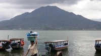 Geopark pertama di Indonesia yang ditetapkan sebagai UNESCO Global Geoparks pada tahun 2012 lalu adalah Geopark Batur. Geopark ini memamerkan keindahan alam berkat letusan besar gunung berapi yang membentuk kaldera ganda dan danau purba. Bahkan sampai saat ini Gunung Batur masih aktif dan menghasilkan beragam batuan yang dapat dimanfaatkan warga untuk membangun rumah. Total ada 21 situs warisan alam yang tersebar di kawasan Geopark Batur, tepatnya di Kecamatan Kintamani dan Kabupaten Batur. Getty Images.