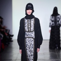 Desainer Vivi Zubedi menghadirkan koleksi terbarunya yang mengangkat kain sasirangan dan tenun pagatan khas Kalimantan Tengah di New York Fashion Week, Industria Studio, New York City, Minggu (11/2/2018). ((Photo by Fernanda Calfat/Getty Images)