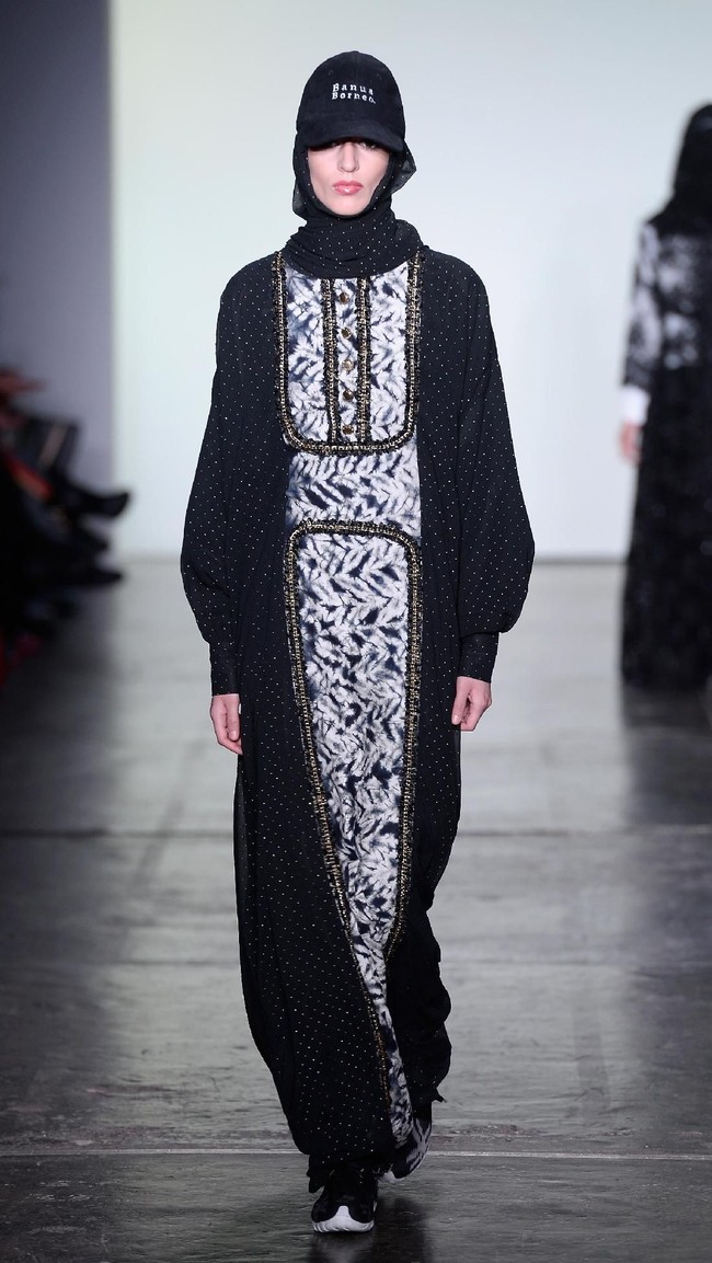 Desainer Vivi Zubedi menghadirkan koleksi terbarunya yang mengangkat kain sasirangan dan tenun pagatan khas Kalimantan Tengah di New York Fashion Week, Industria Studio, New York City, Minggu (11/2/2018). ((Photo by Fernanda Calfat/Getty Images)