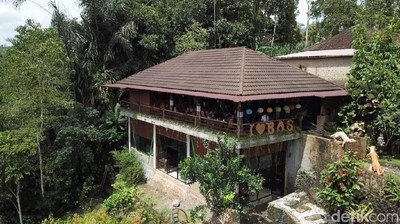 Foto Drone: Tempat Ngopi Tepi Jurang di Bali