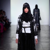 Desainer Vivi Zubedi menghadirkan koleksi terbarunya yang mengangkat kain sasirangan dan tenun pagatan khas Kalimantan Tengah di New York Fashion Week, Industria Studio, New York City, Minggu (11/2/2018). ((Photo by Fernanda Calfat/Getty Images)