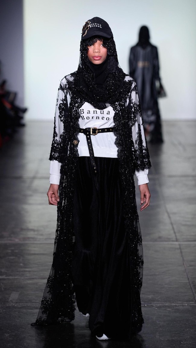 Desainer Vivi Zubedi menghadirkan koleksi terbarunya yang mengangkat kain sasirangan dan tenun pagatan khas Kalimantan Tengah di New York Fashion Week, Industria Studio, New York City, Minggu (11/2/2018). ((Photo by Fernanda Calfat/Getty Images)
