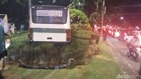 Bus Kopaja jurusan Manggarai-Blok M menerobos taman di kawasan Menteng, Jakarta Pusat, karena sopir kehilangan kendali. Bus itu pun nyungsep di taman di daerah Latuharhary.