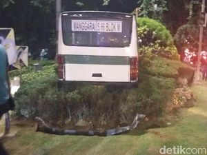 Hilang Kendali, Kopaja Terobos Taman Latuharhary Menteng