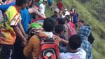 Ini Sosok Damkar Inggris yang Selamatkan Wanita Jatuh di Gunung Batur