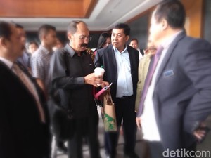 Akhirnya Fredrich Menyeruput Kopi Kesukaannya