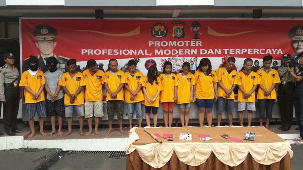 Total ada 13 tersangka yang ditangkap dari dua buah kasus perampokan yang pakai modus serupa