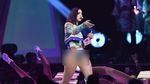 Dua Lipa Super Seksi di Brit Awards, Seksinya Denada Tampil Berkacamata