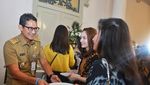 Lihat Aksi Sandiaga Uno Jadi Tukang Jajanan Pikul Sampai Kulineran di Solo
