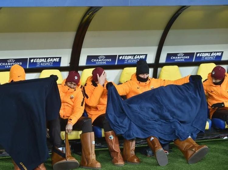 Foto: AS Roma Kedinginan, Pulang dengan Kekalahan