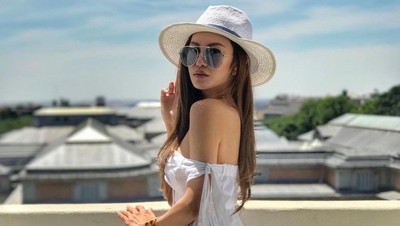 Liburannya Si Cantik Elly Lam, Anak Miliuner dan Sosialita Hong Kong