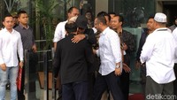 Begitu tiba, Novel yang mengenakan kacamata nampak cipika-cipiki dengan mantan Ketua KPK Abraham Samad serta para penyidik KPK.