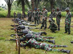 Mengintip Prajurit Lantamal Latihan Menembak