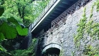 Devils Bridge terdiri dari 3 jembatan yang saling bertumpuk di atas Sungai Mynach. Jembatan ini menghubungkan 2 jurang yang terpisah dengan sungai (devilsbridgewaterfalls/Instagram)