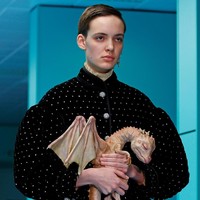 Esai tersebut mempertanyakan batasan antara manusia, hewan, dan mesin. Koleksi tersebut mempertanyakan hubungan antara menjadi hidup dan perubahan. Tentang kita sekarang dan seperti apa kita nanti, kata Alessandro seperti dikutip Guardian. (Foto: REUTERS/Tony Gentile)