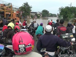 Banjir 1 Meter, Jalur Pantura Pasuruan Lumpuh