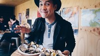 Now Im addicted to oysters!! tulis Daniel dalam captions fotonya. Ia makan banyak tiram segar saat berkunjung ke Australia. Foto: Instagram @vjdaniel