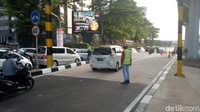 Beberapa petugas TransJakarta ikut mengatur lalu lintas di lokasi. Mereka mengimbau pengguna jalan yang hendak lurus ke arah Lebak Bulus untuk lewat underpass.