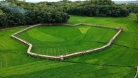 Sama seperti sawah di kedua destinasi sebelumnya, kalau yang ini ada  di Persawahan Sukorame, Desa Dlingo, Kabupaten Bantul, Yogyakarta. Meski hanya jembatan di atas persawahan namun banyak dikunjungi wisatawan (poe.ri/Instagram)
