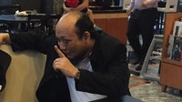Senyum Novel saat berbincang hangat sebelum berangkat ke bandara (Foto: Twitter Haris Azhar)