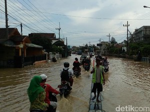 Jalur Nasional Jombang Terendam Banjir, Fasilitas Umum Lumpuh