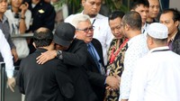 Sejumlah sahabat dan kolega memberikan pelukan hangat untuk Novel.