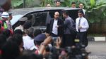 Foto: Tiba di Gedung KPK, Novel Lambaikan Tangan