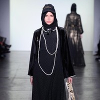 Desainer Vivi Zubedi menghadirkan koleksi terbarunya yang mengangkat kain sasirangan dan tenun pagatan khas Kalimantan Tengah di New York Fashion Week, Industria Studio, New York City, Minggu (11/2/2018). ((Photo by Fernanda Calfat/Getty Images)